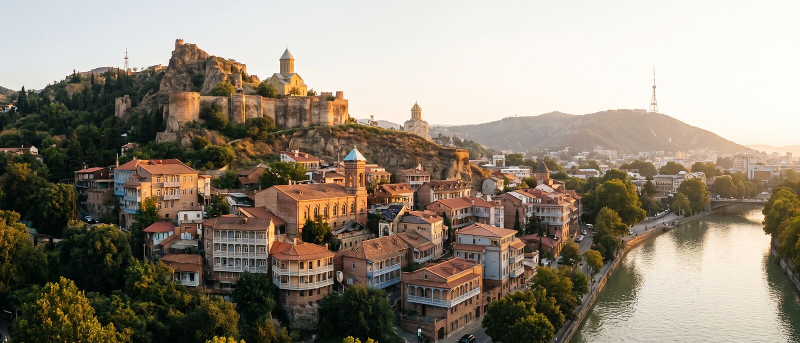 თბილისის ძველი ქალაქი და ნარიყალა მზის ჩასვლისას